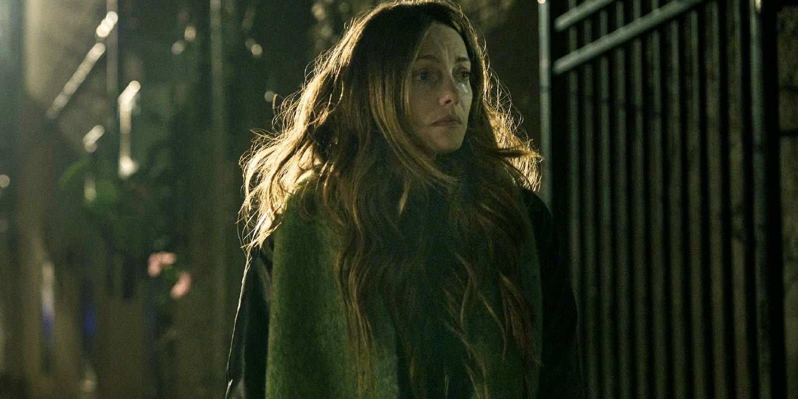 Мэди выглядит испуганной, когда идет по улице в "The Beast In Me"