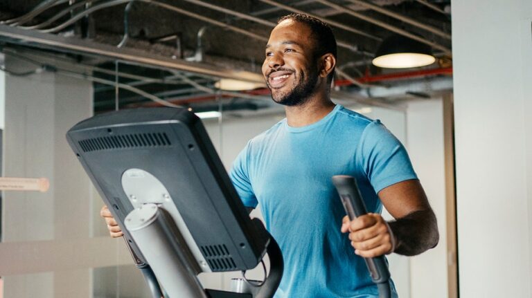 Регулярная физическая активность может быть так же эффективна в борьбе с депрессией, как и медикаменты и терапия