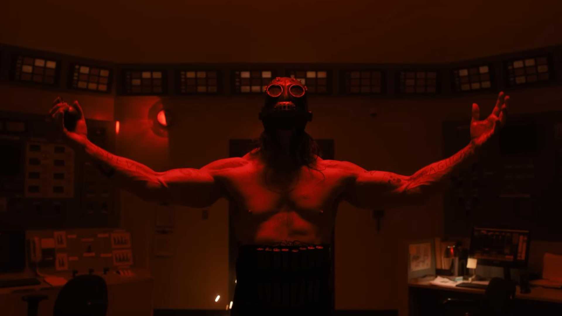 Человек в маске с поднятыми руками в Psycho Killer