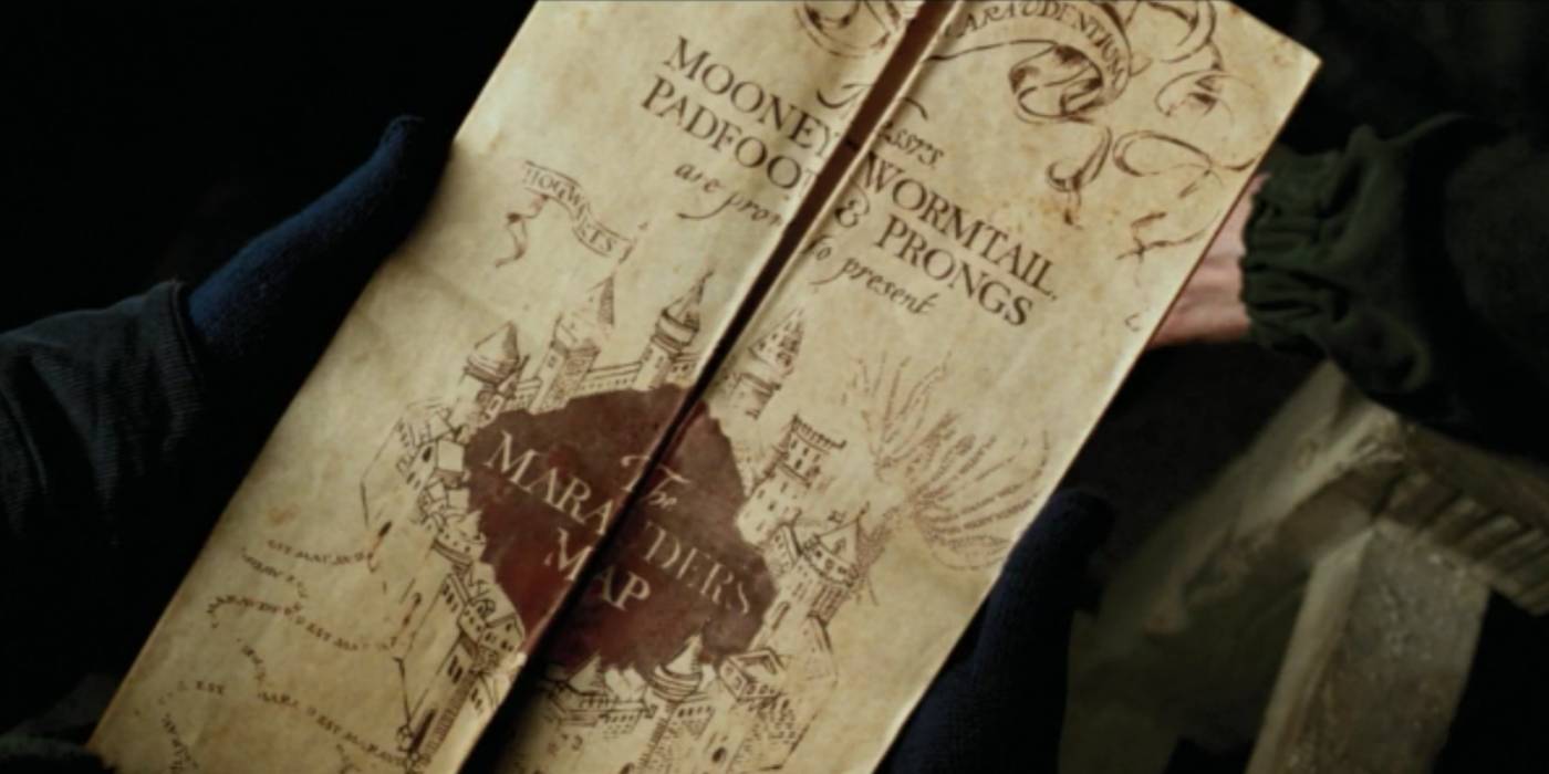 Гарри Поттер держит карту "Marauder's Map" в фильме "Призрак Азкабана".