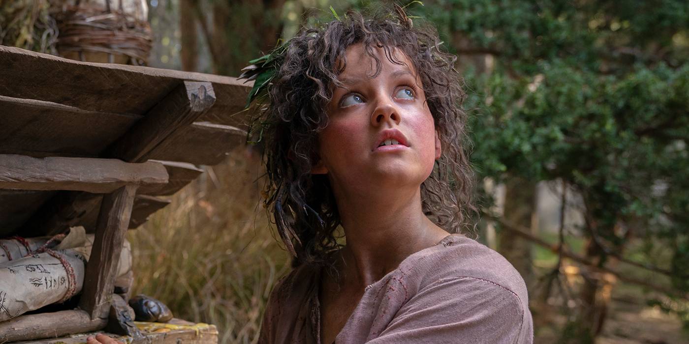 Маркелла Кавенах как Нори Брэндифут, смотрящая вверх в *The Lord of the Rings: The Rings of Power*