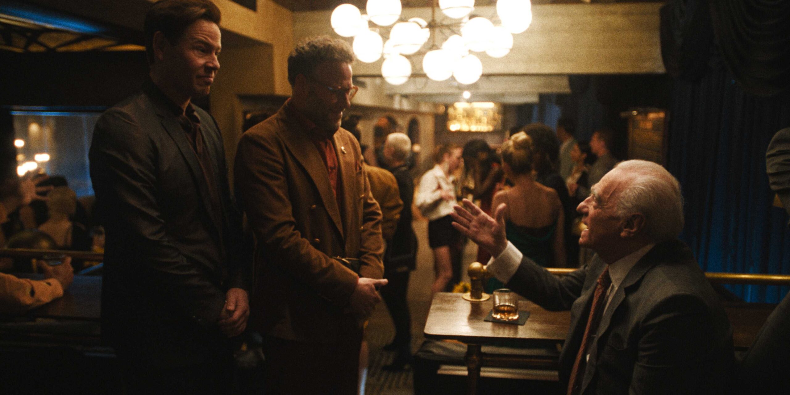 Мартин Скорсезе разговаривает с Мэттом и Салом, когда они неловко стоят на вечеринке в The Studio