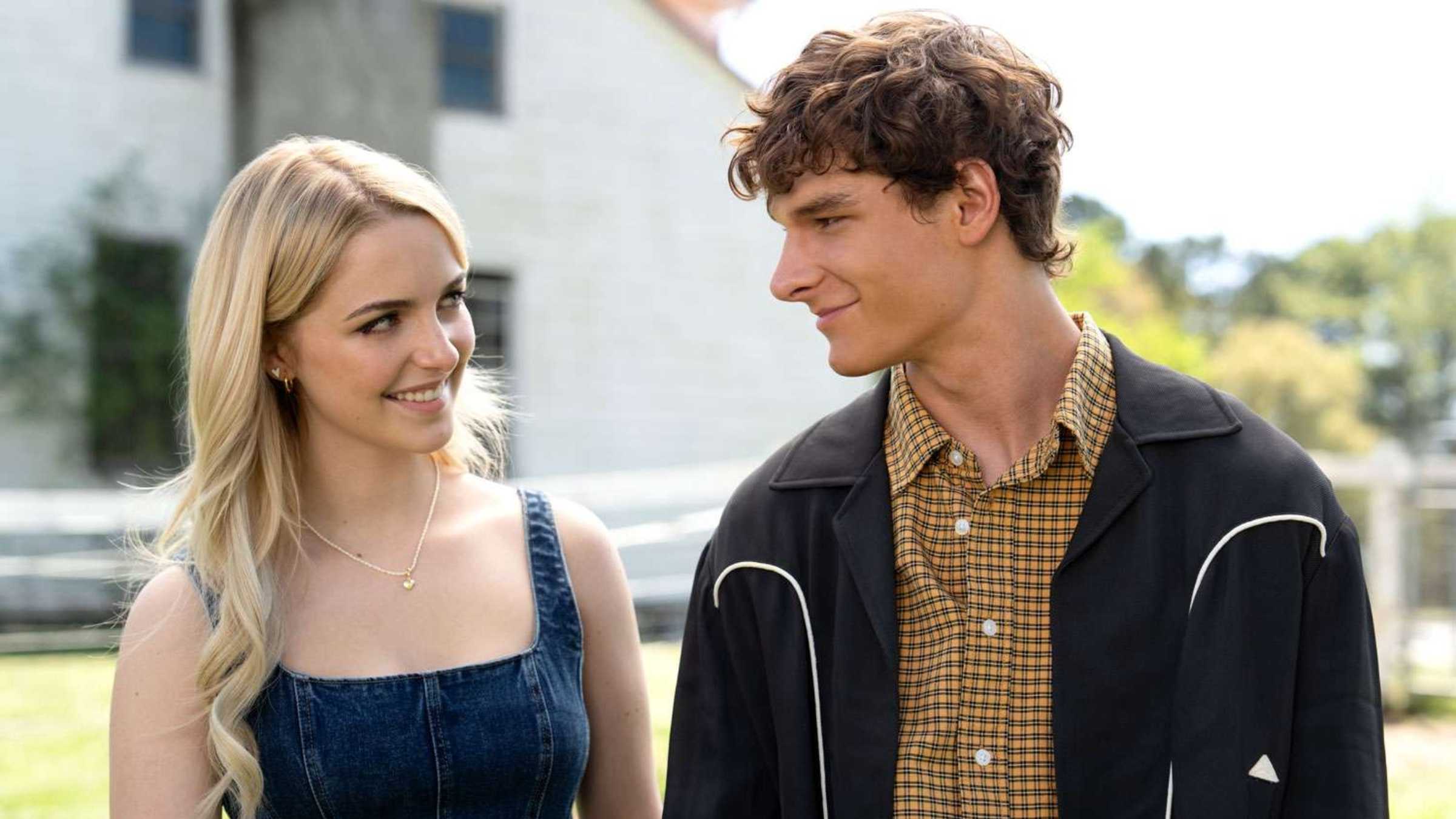 Mason Thames и Mckenna Grace смотрят друг на друга и улыбаются в Regretting You