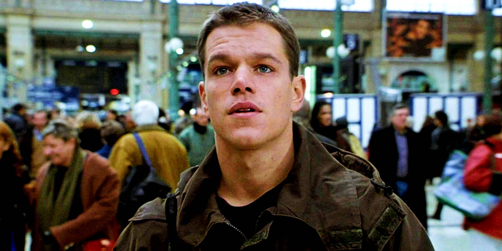 Мэтт Деймон в роли Джейсона Борна на улице в фильме "The Bourne Identity"