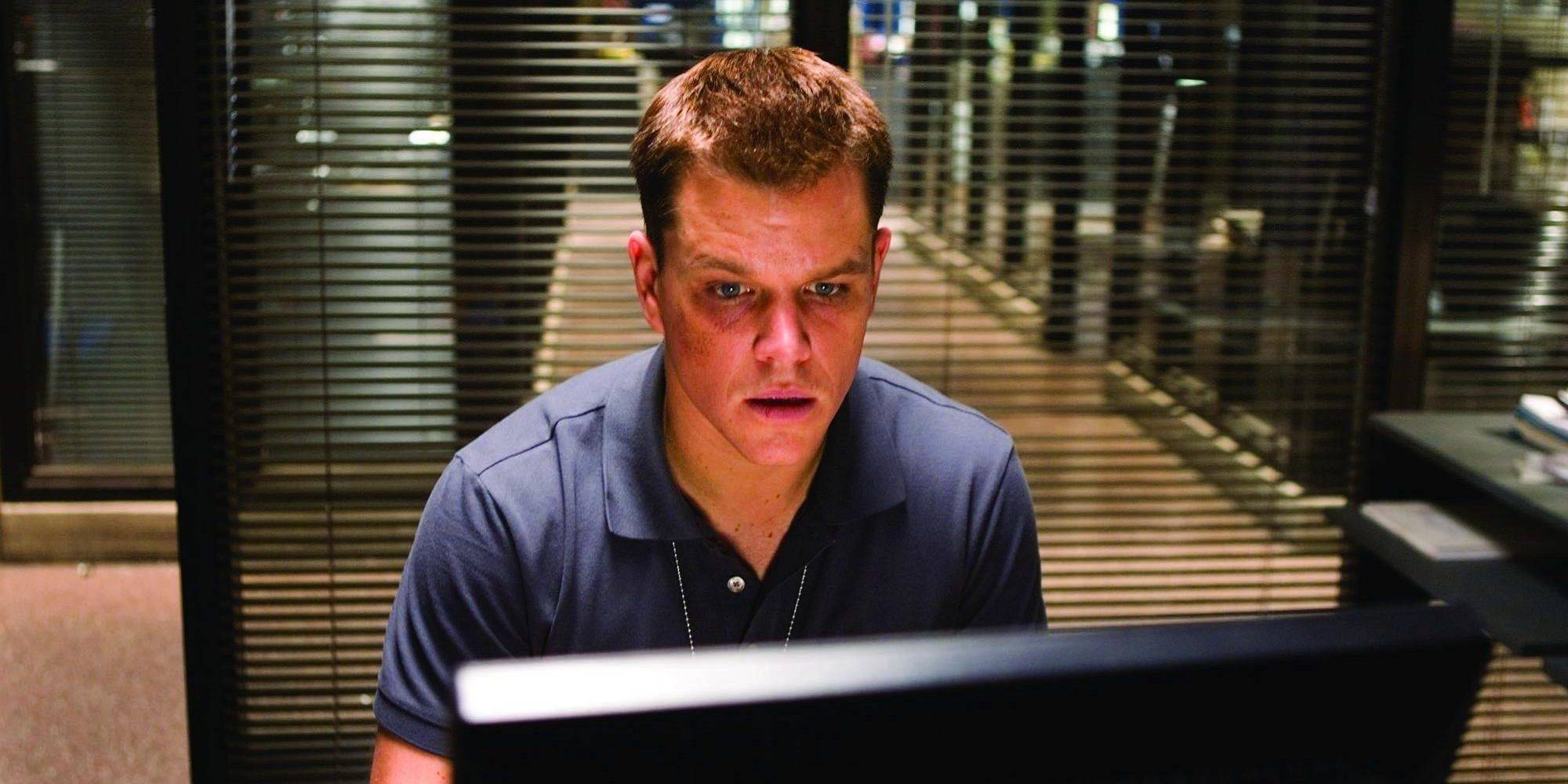 Мэтт Дэймон выглядит обеспокоенным за компьютером из фильма "The Departed"