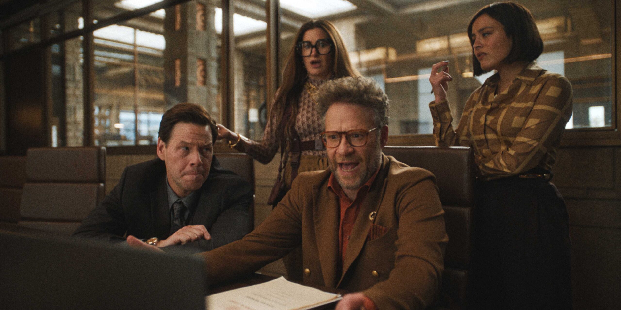 Мэтт разговаривает как Сал, Майя и Квин окружают его, выражая беспокойство в *The Studio*