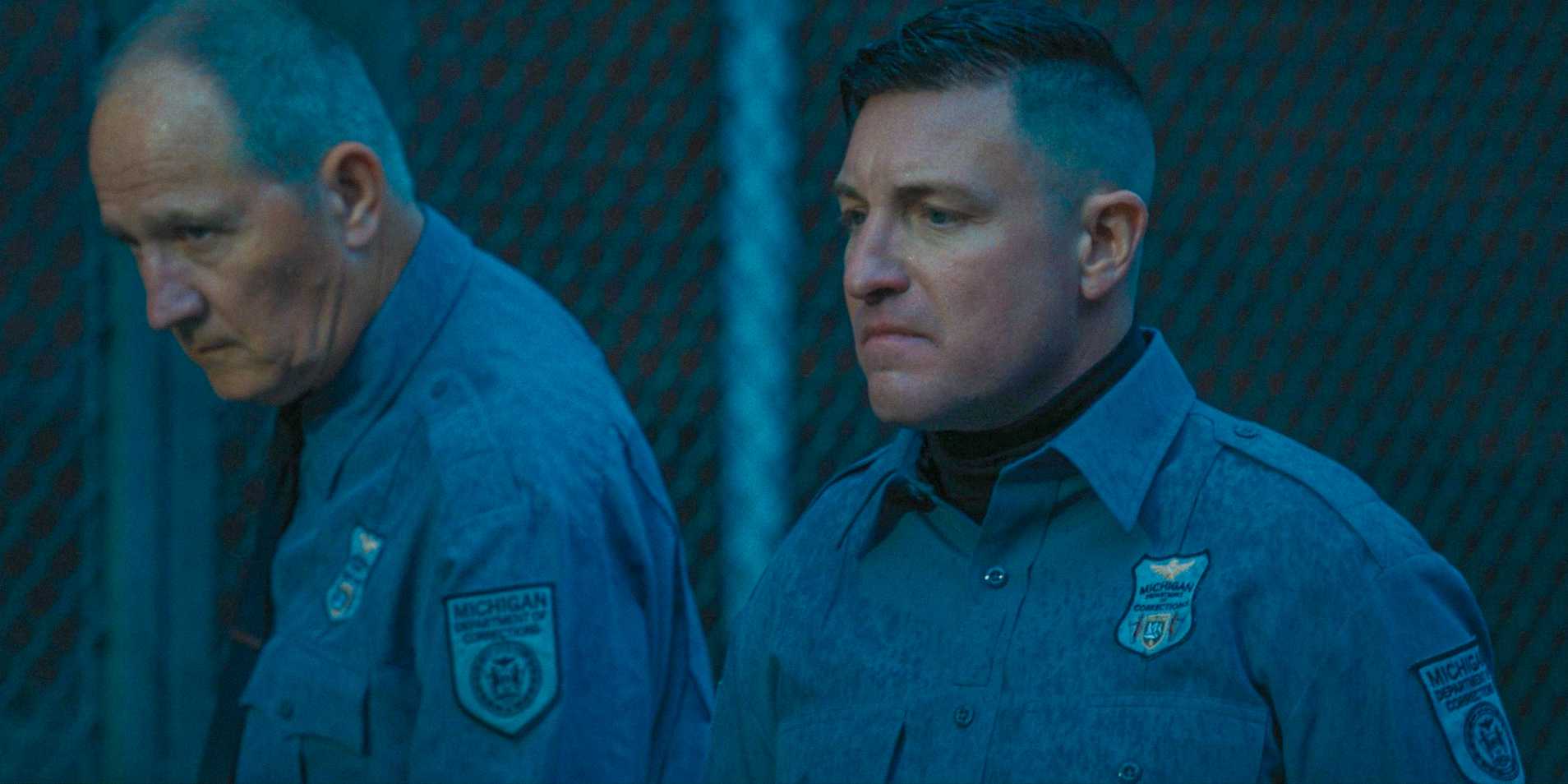 Карни (Лейн Гаррисон) беспомощно смотрит на тело Карим, умершего в 10-й серии 3-го сезона "Mayor of Kingstown"