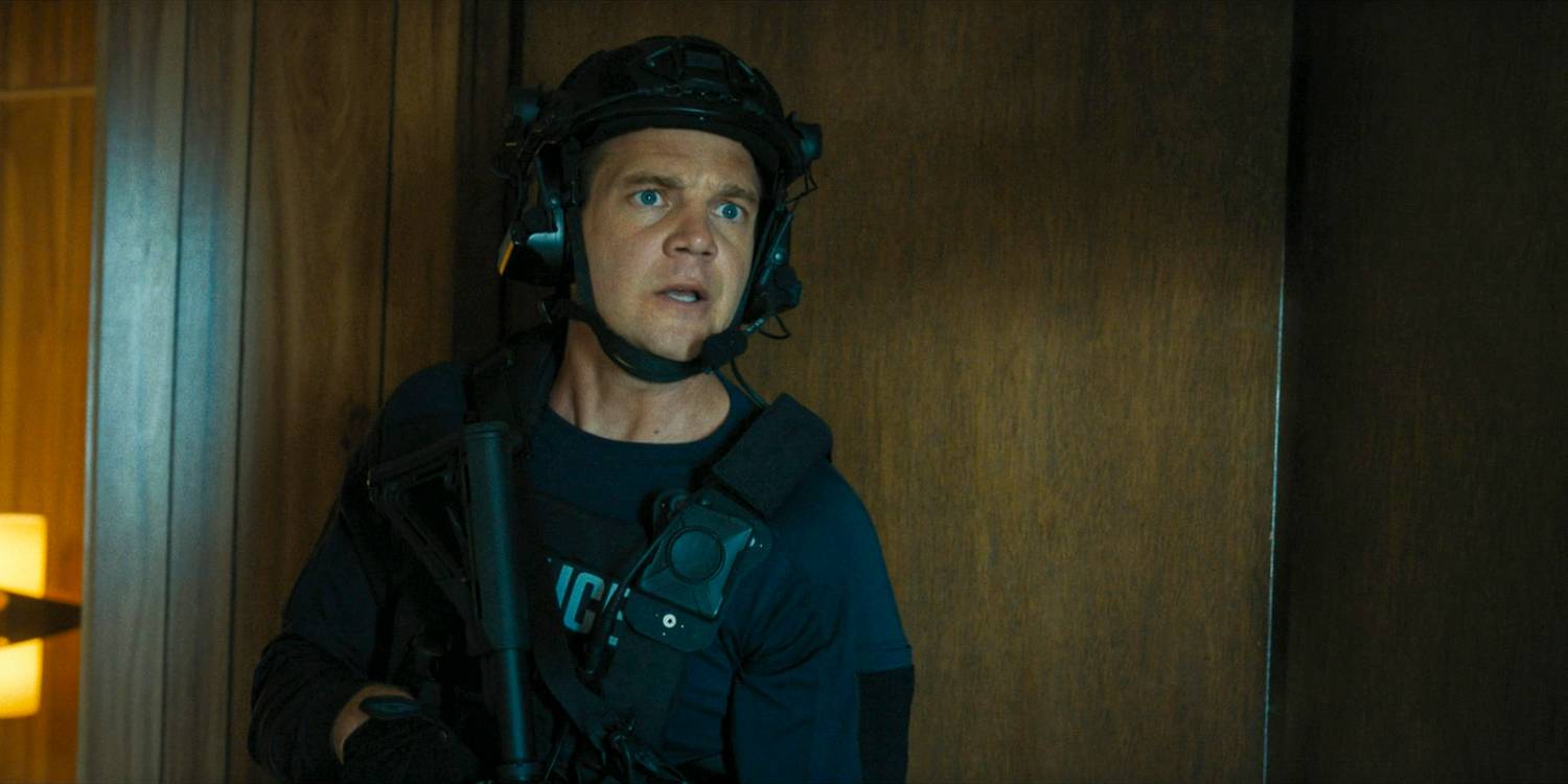 Кайл (Тейлор Хендли), как часть SWAT-команды KPD, врывается в лабораторию по производству наркотиков в 7-й эпизоде 3 сезона сериала "Mayor of Kingstown"