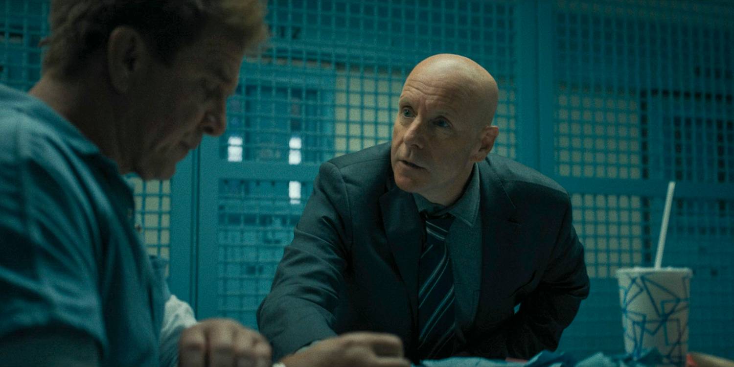 Иан (Гью Диллон) допрашивает Чарли (Кенни Джонсон) в 7-й эпизоде 3-го сезона сериала "Mayor of Kingstown"