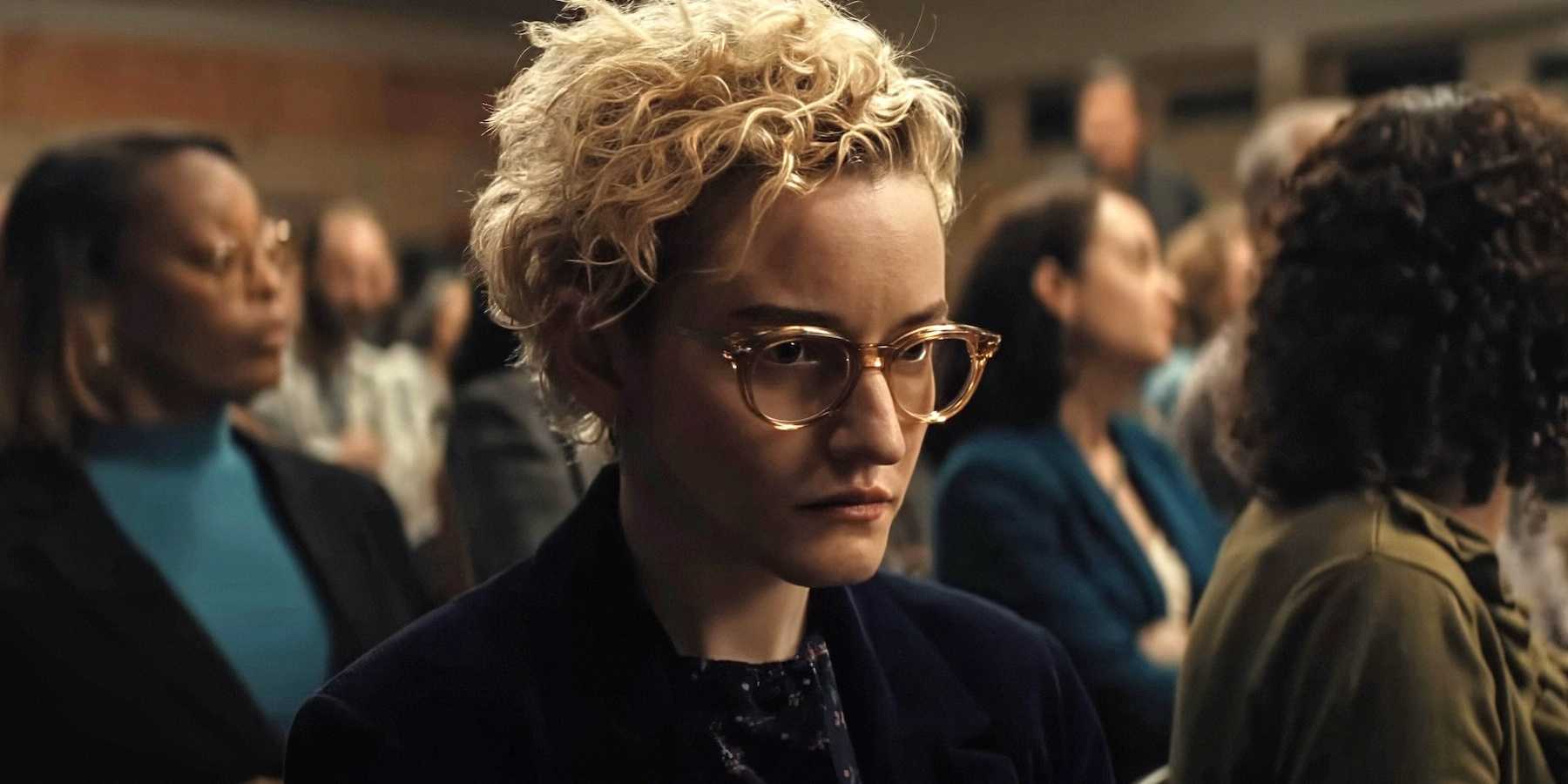 Джулия Гарнер на собрании PTA в фильме "Weapons"