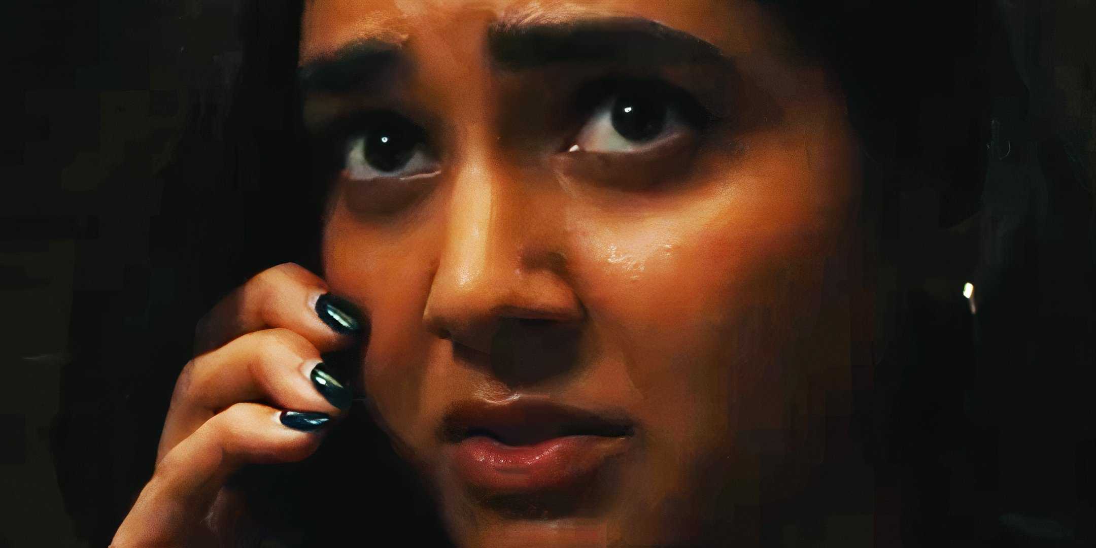 Мел разговаривает по телефону в *Thunderbolts*