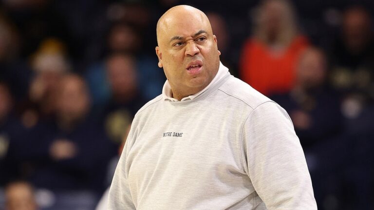 Эмоциональный финал матча Notre Dame: главный тренер потерял контроль и бросился за судьей после спорной поражения