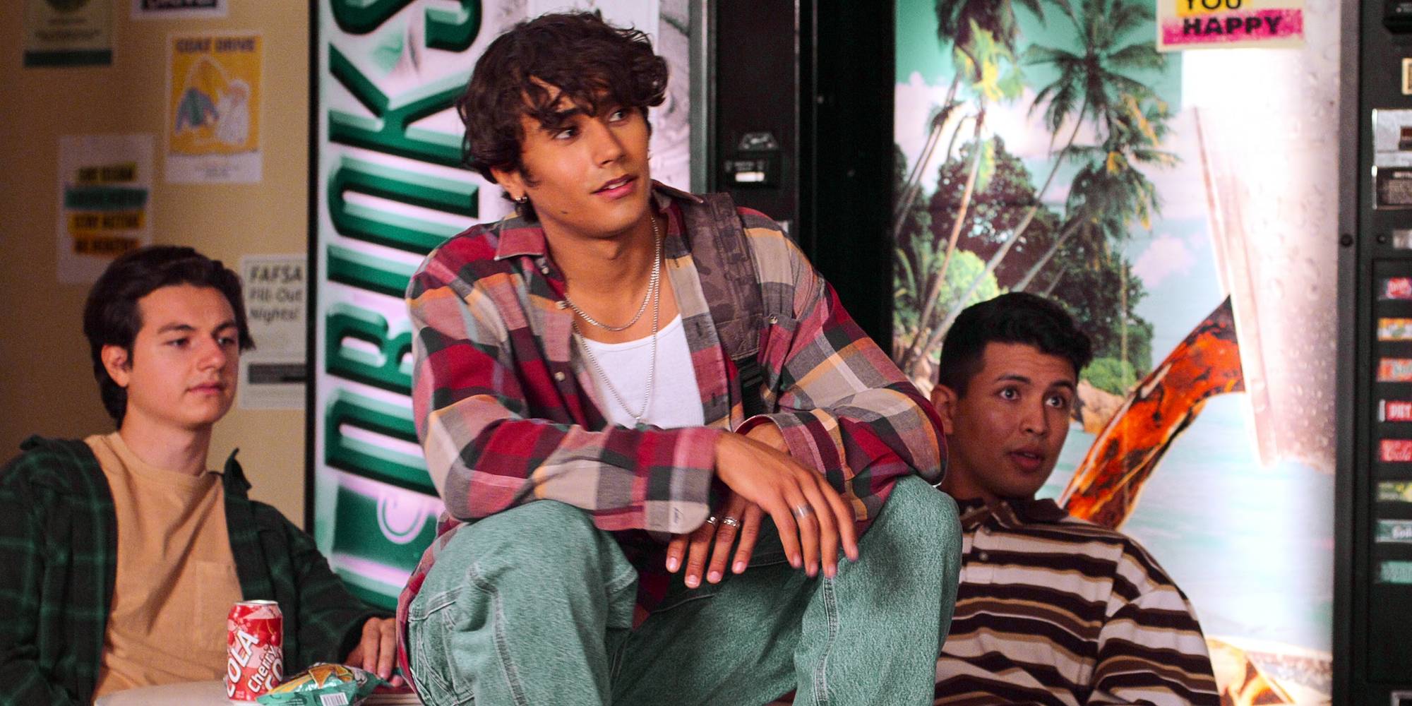 Майкл Симино в роли Этана в 4-м сезоне *Never Have I Ever*