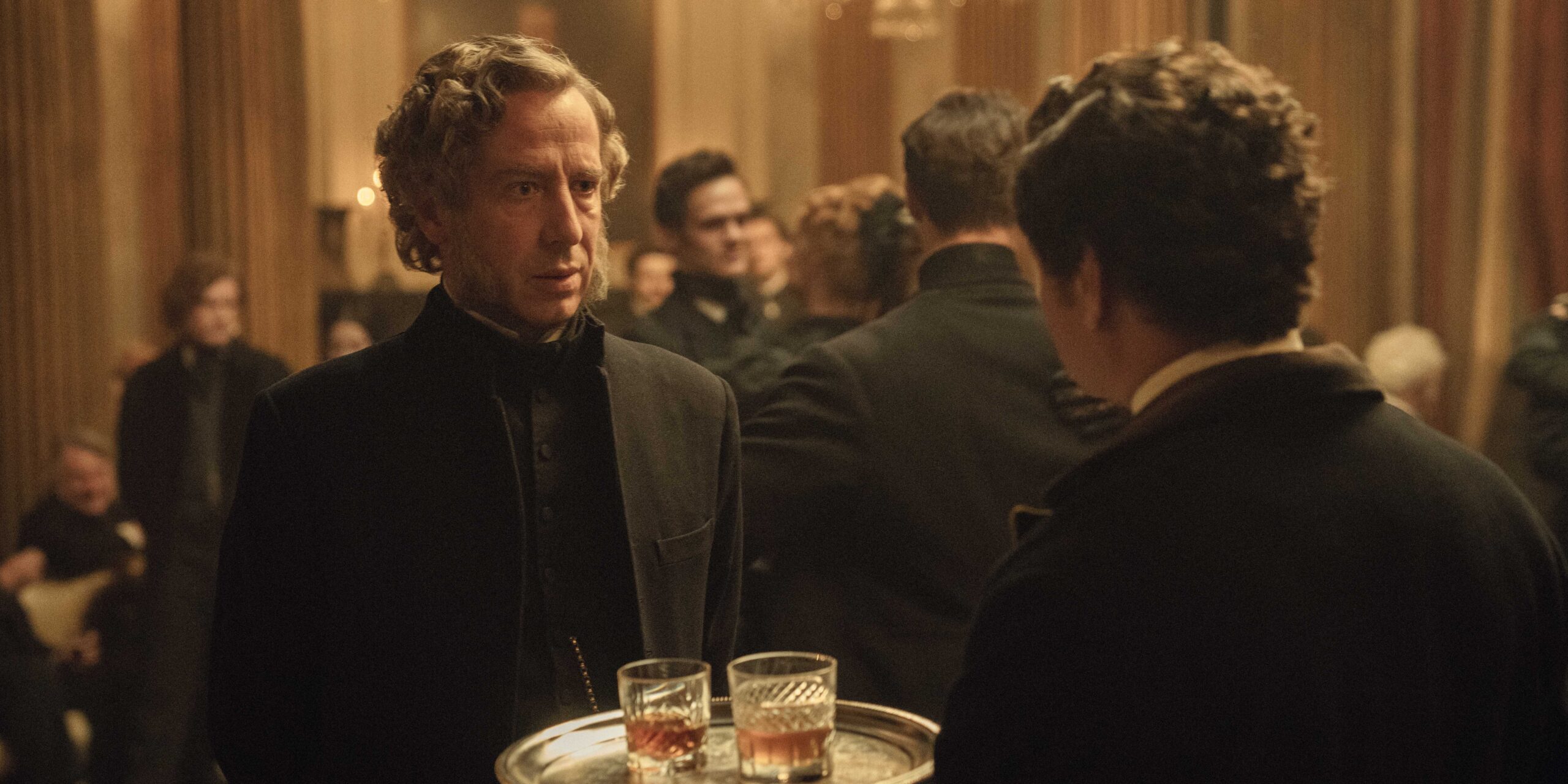 Майкл Колган, смотрящий на официанта из "Дома Гиннесс"