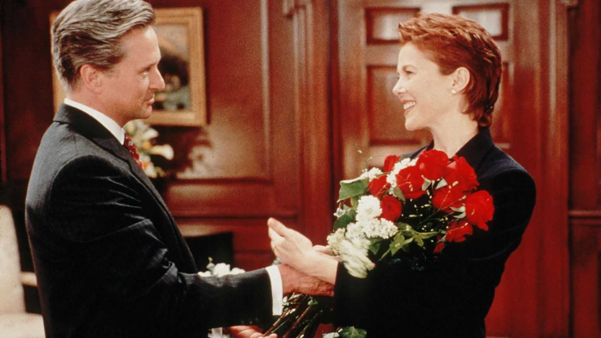 Мишель Дуглас в роли президента Эндрю Шепарда, разговаривающий с Эннет Бене в роли Сидни в фильме «Американский президент»