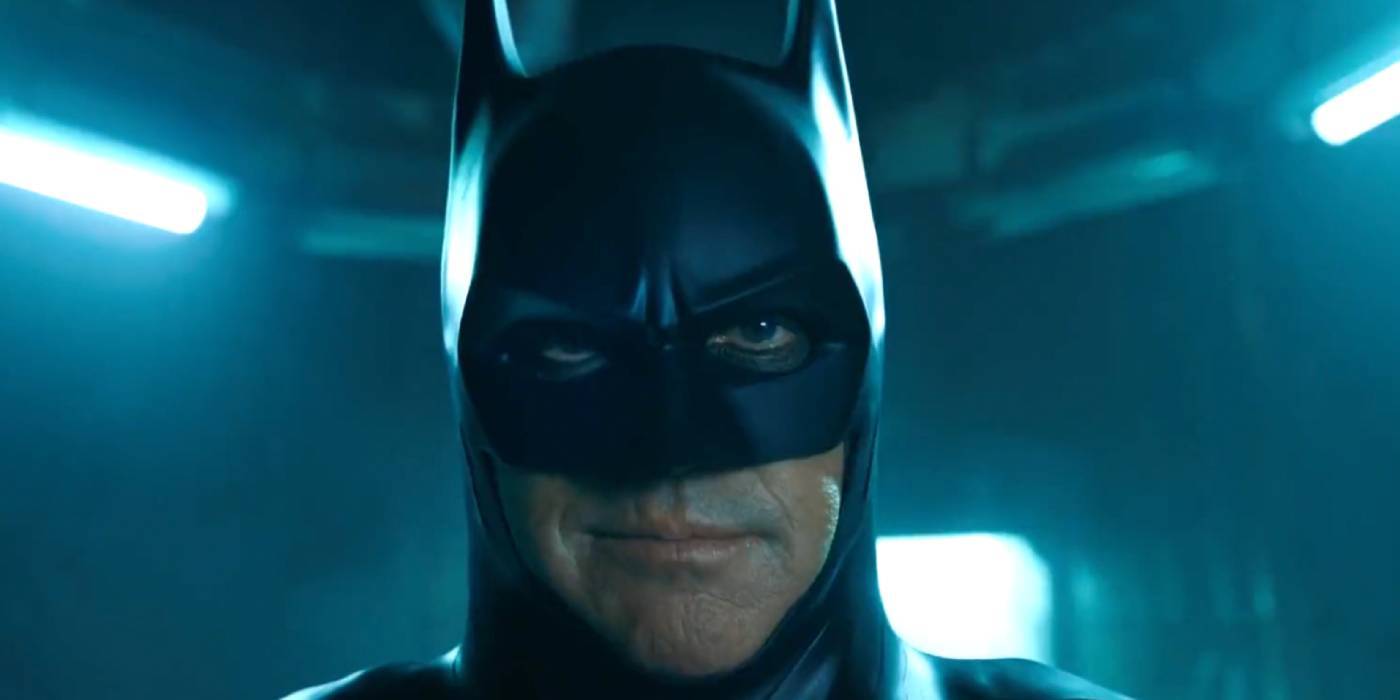 Крупный план Майкла Китона в роли Бэтмена, ухмыляющегося в фильме "Флэш"