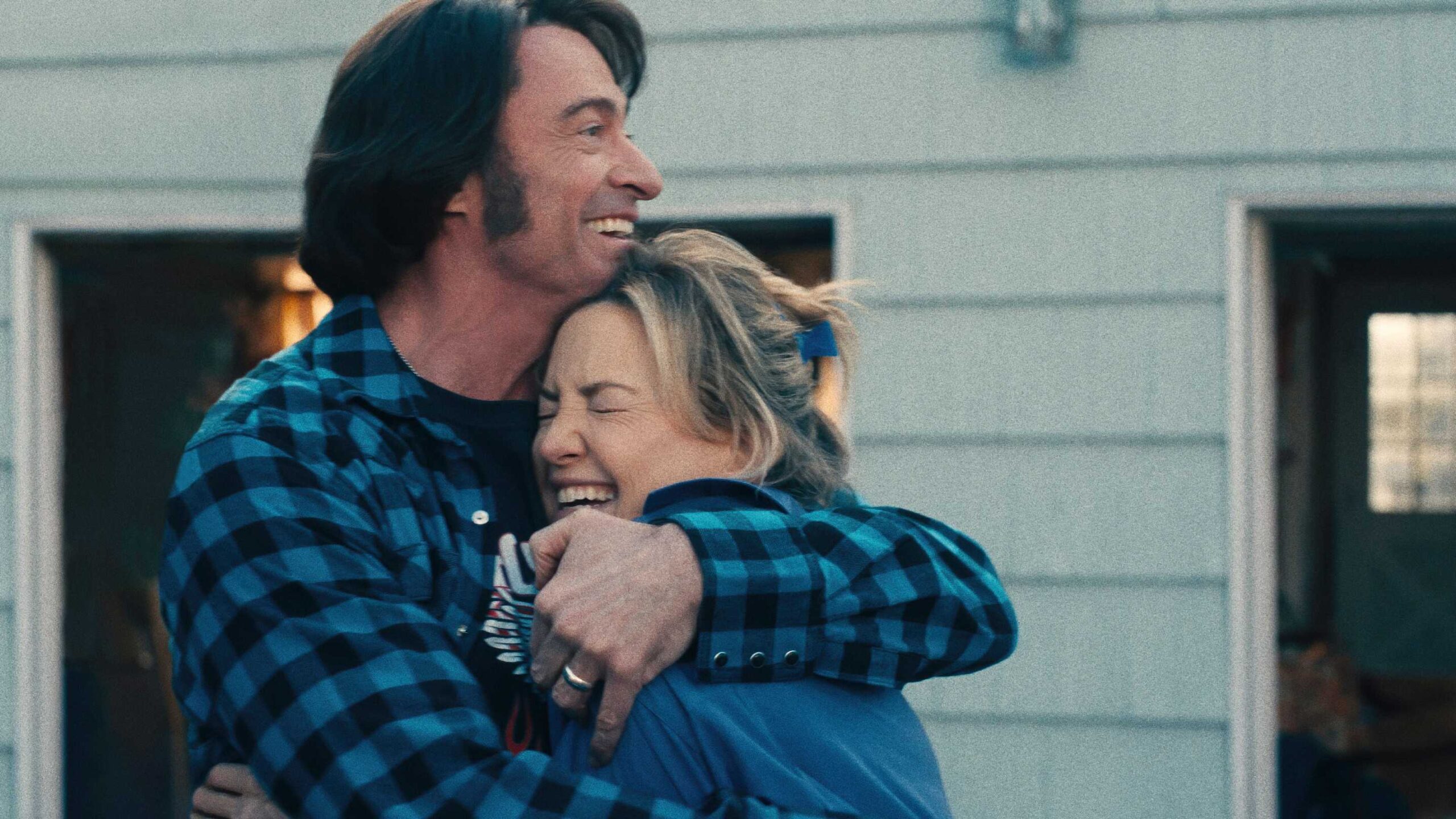 Майк и Клэр радостно обнимаются в Song Sung Blue