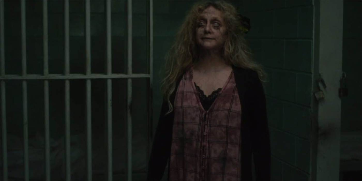 Мэллори стоит снаружи своей камеры после того, как она превращается в зомби