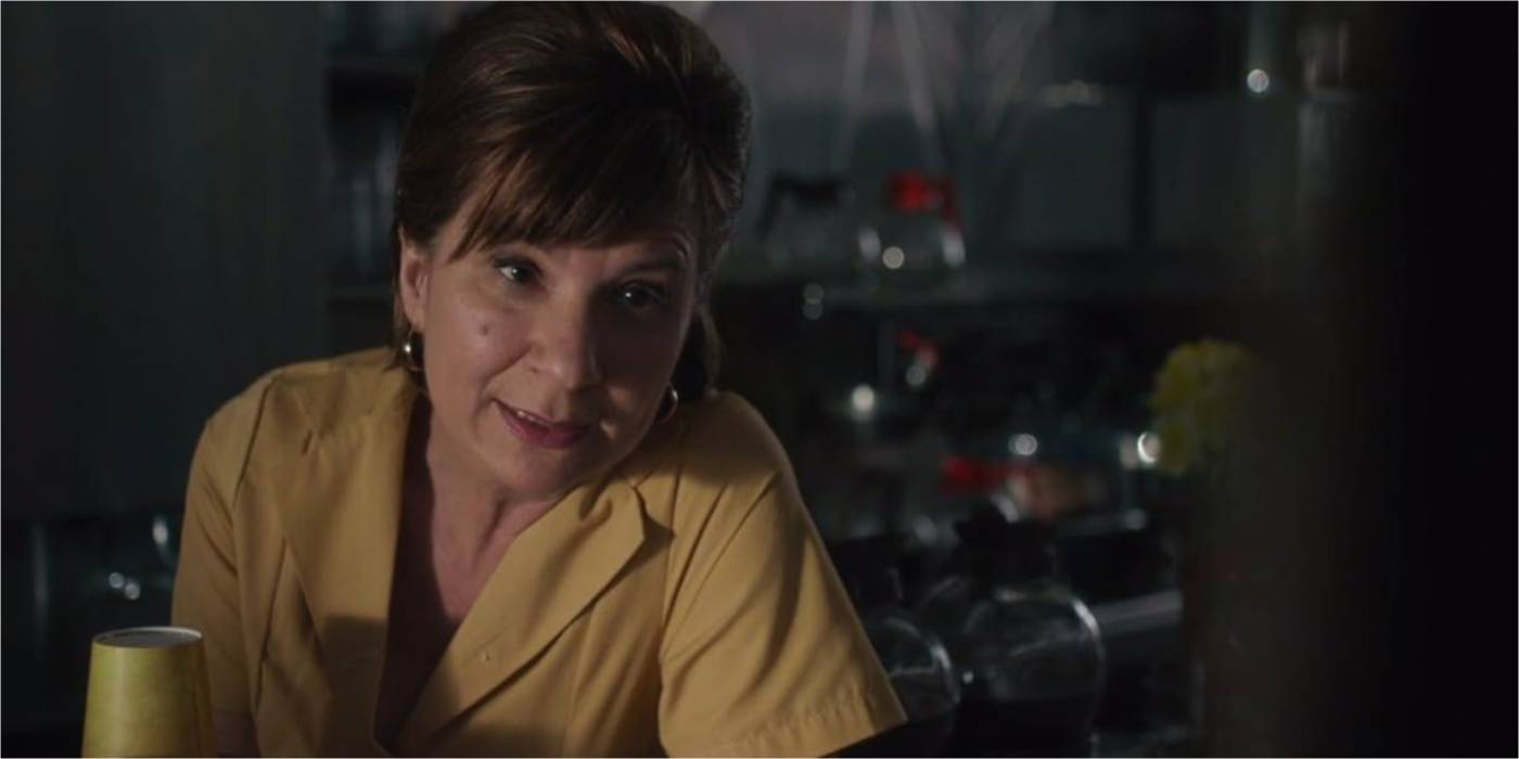 Ферн разговаривает с кем-то в «Мертвые не умирают»