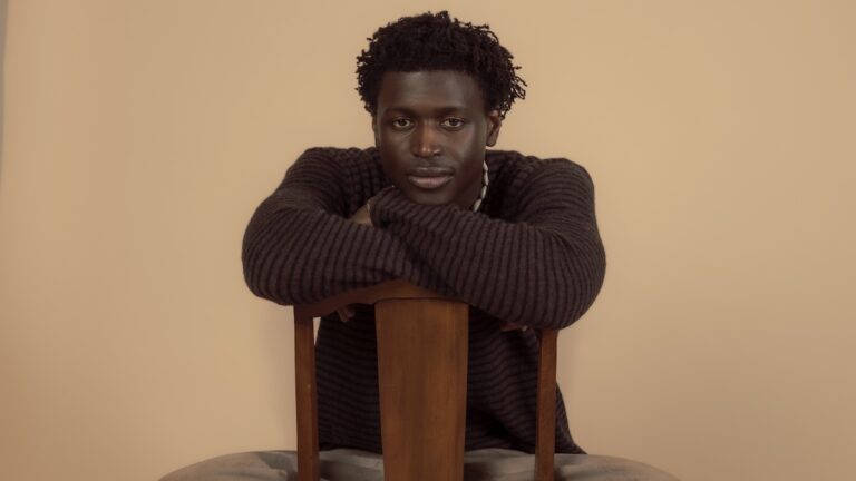 Mon Rovîa выпустил дебютный альбом Bloodline — трогательное сочетание социального послания и интимной музыки