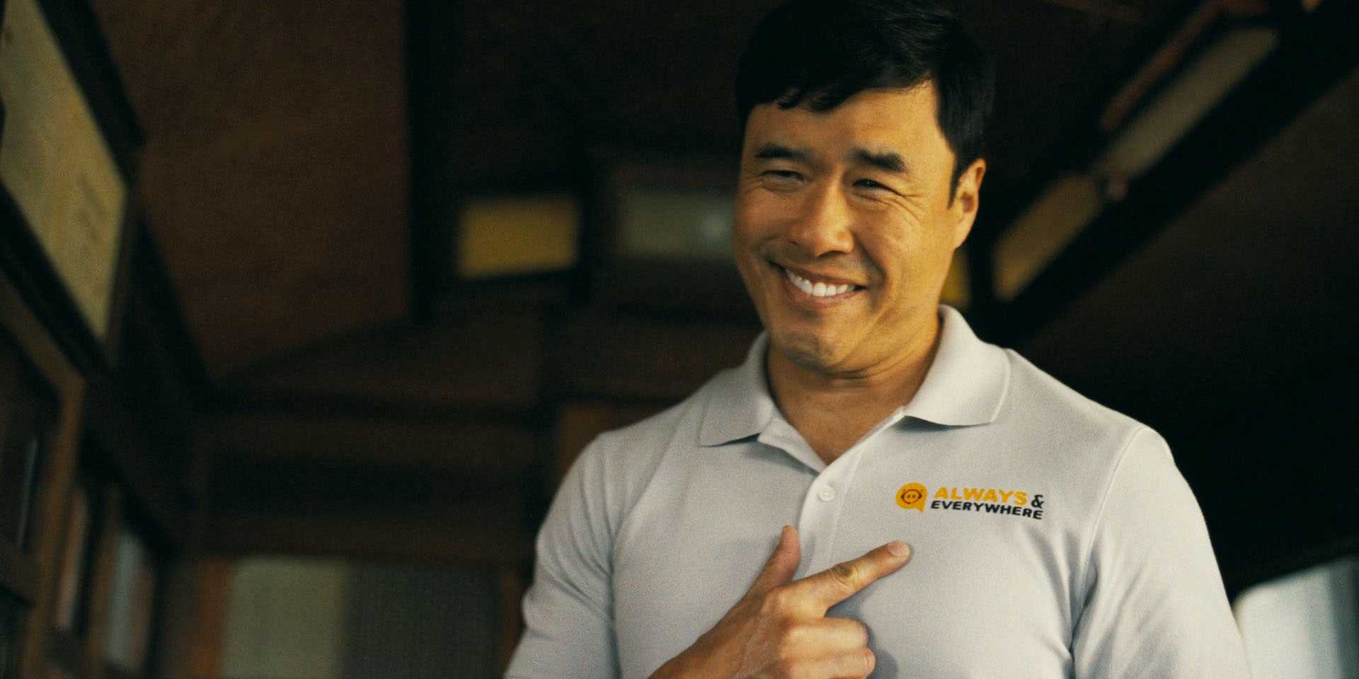 Морти (Рэндол Парк) в первом сезоне *Watson*, улыбающийся угрожающим образом