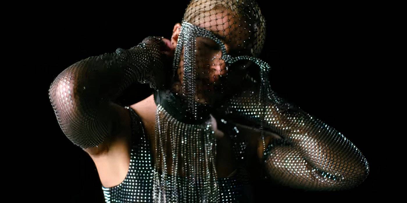 Наоми Скотт в роли Скай Райли, позирующая в блестящем наряде в Smile 2