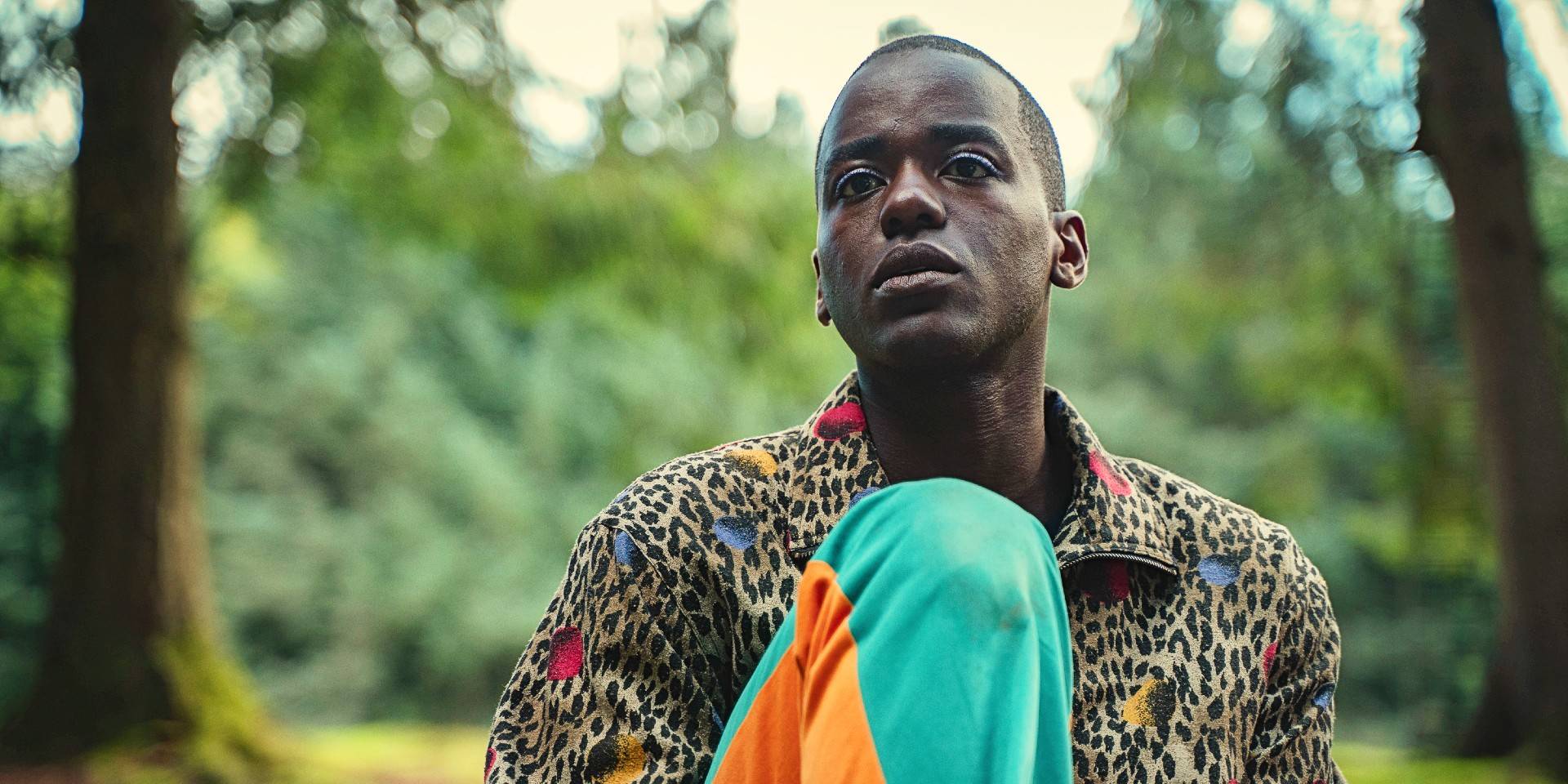 Нкути Гатва в роли Эрика, грустно смотрящий в "Sex Education"