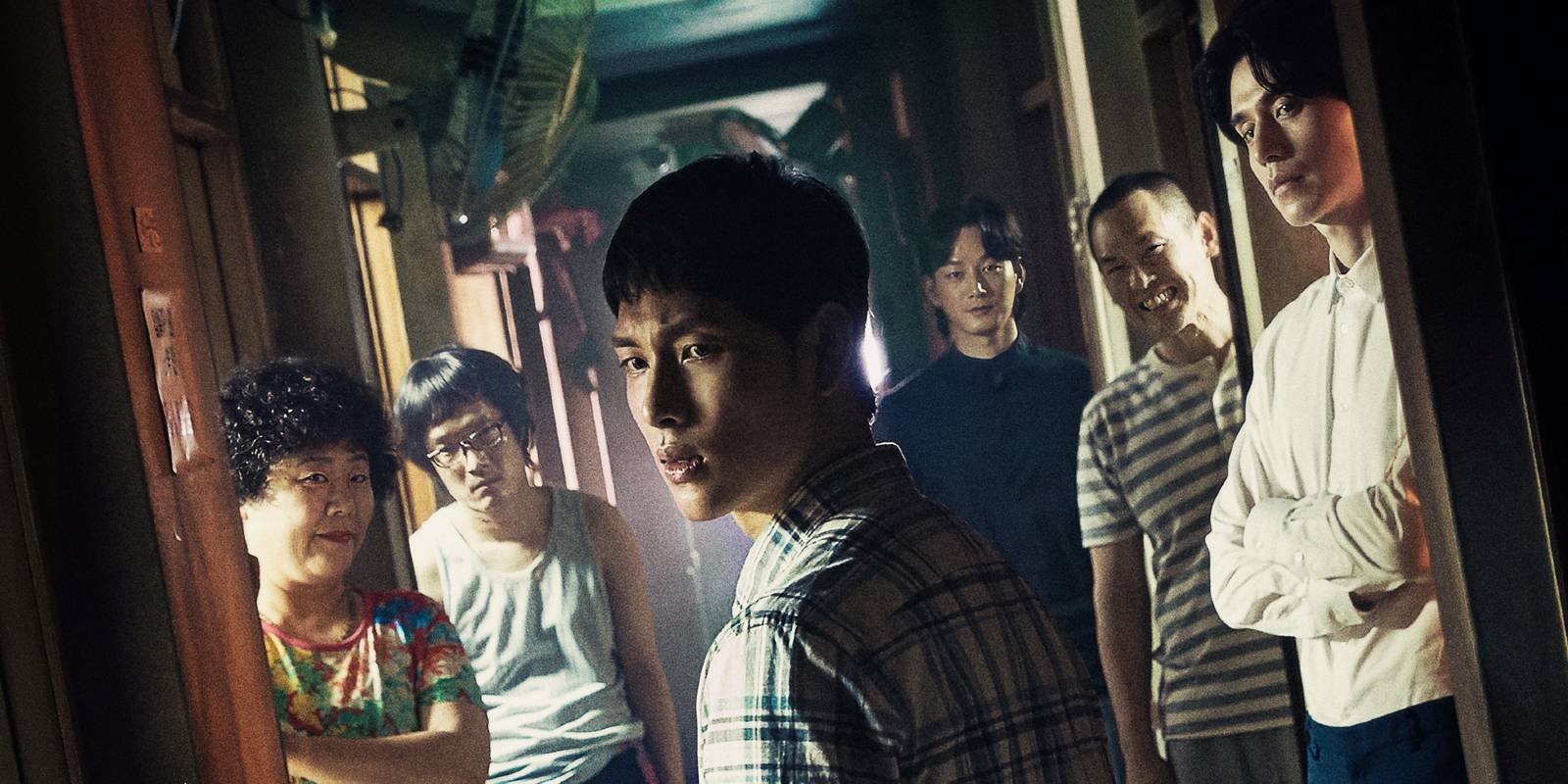 Соседи стоят в коридоре в фильме "Незнакомцы из ада"