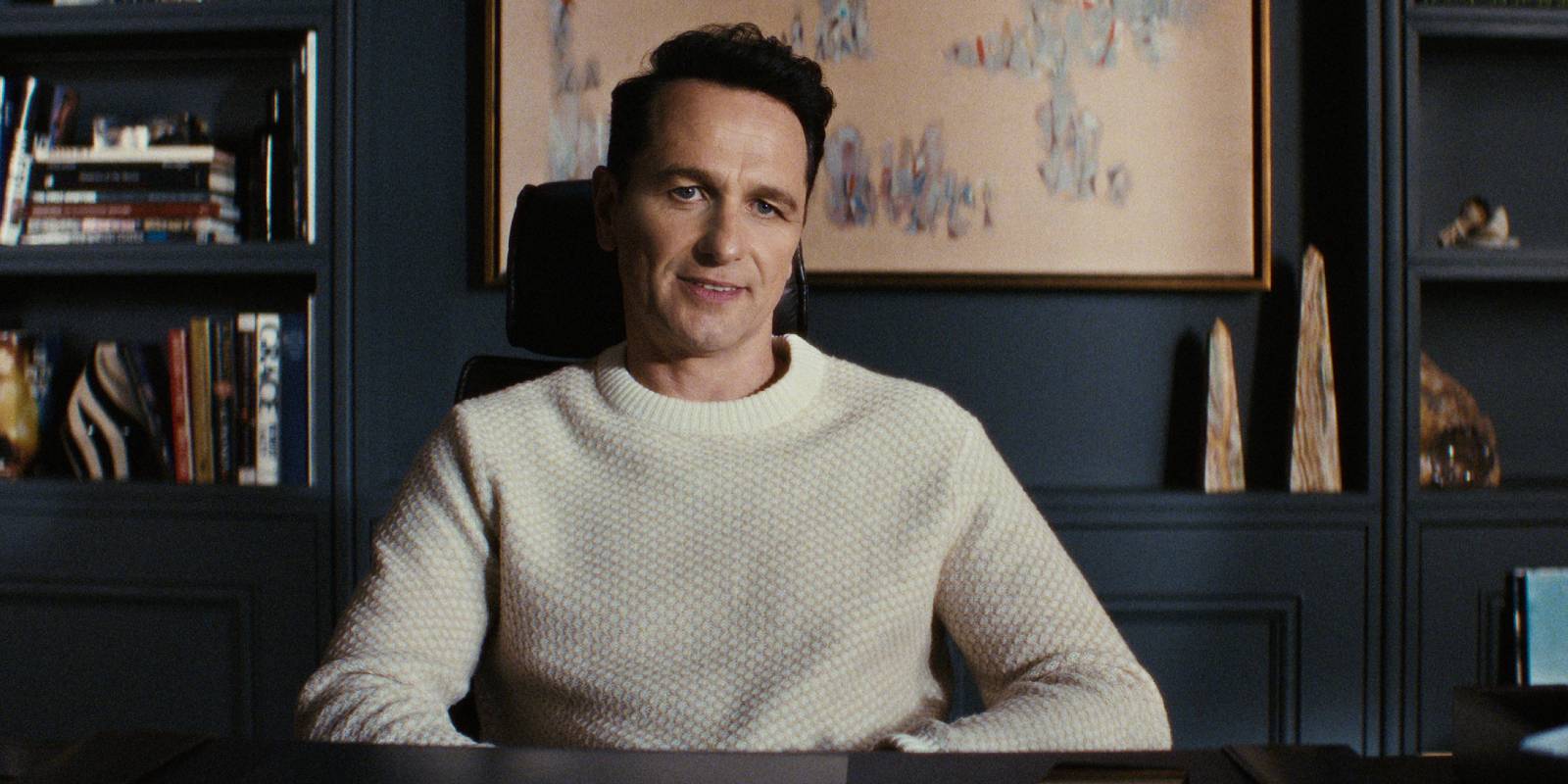 Нил Джарвис сидит за столом и улыбается в «Чудовище внутри меня»