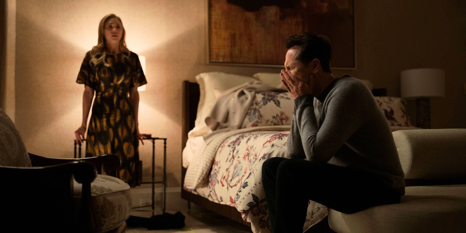 Нина выглядит испуганной, когда Нил плачет в фильме "Чудовище внутри меня"