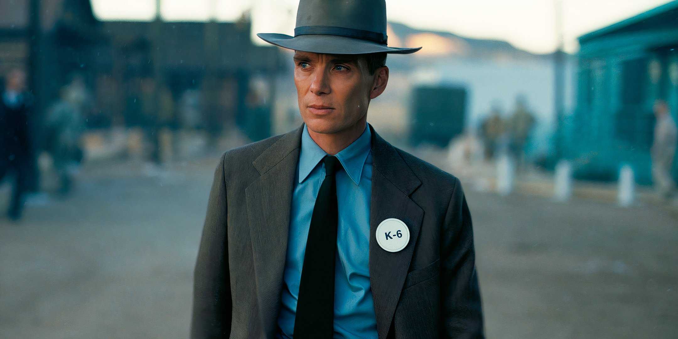 Киллен Мёрфи идет по улице в фильме Oppenheimer.