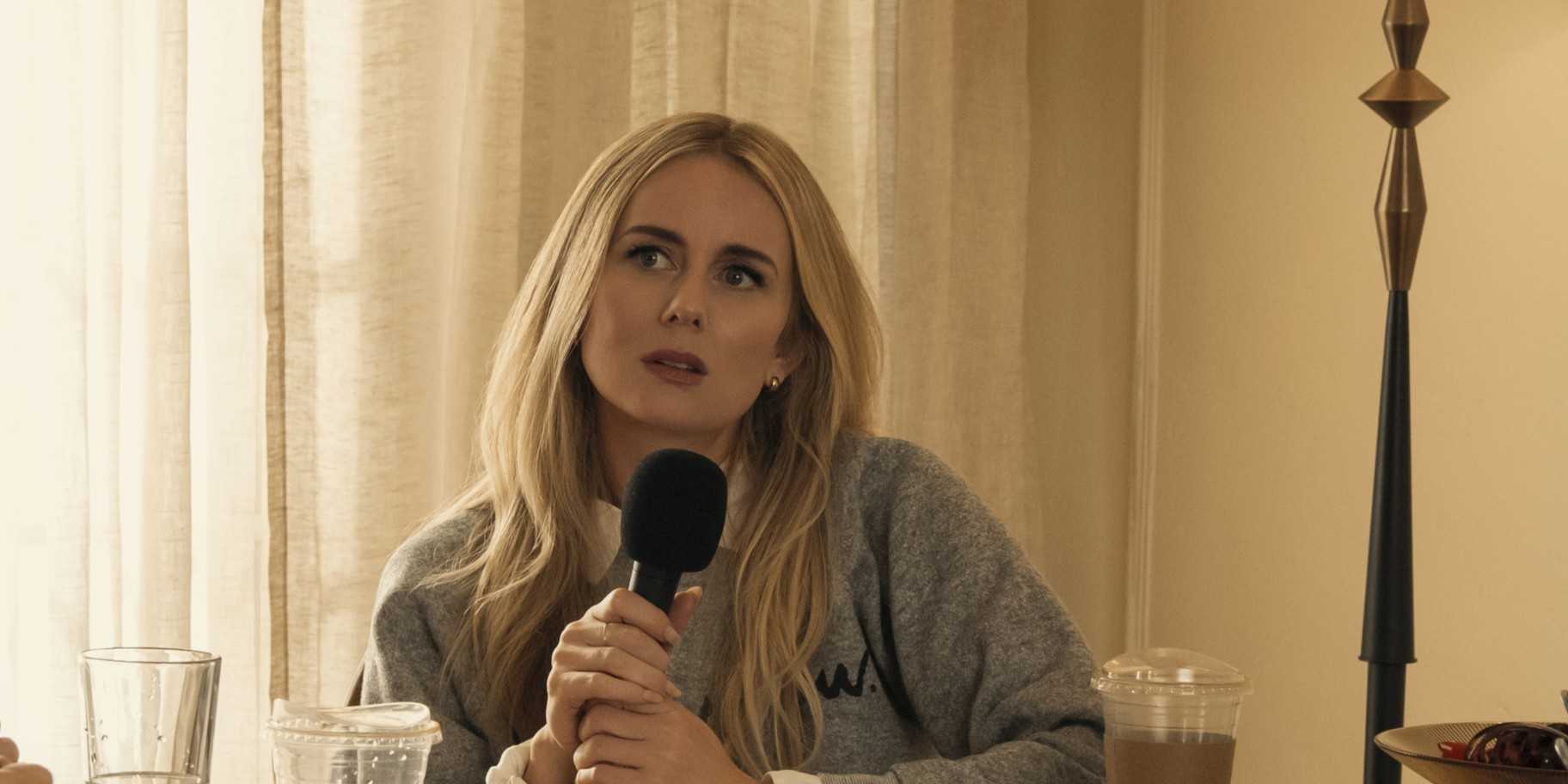 Джустин Лупе в роли Морган, держащая микрофон в 2 сезоне "Nobody Wants This"