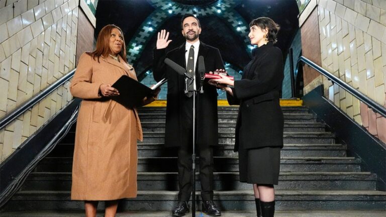 Мэр Нью-Йорка Зоран Мамдани принял присягу в закрытой ночной церемонии у старинной станции метро