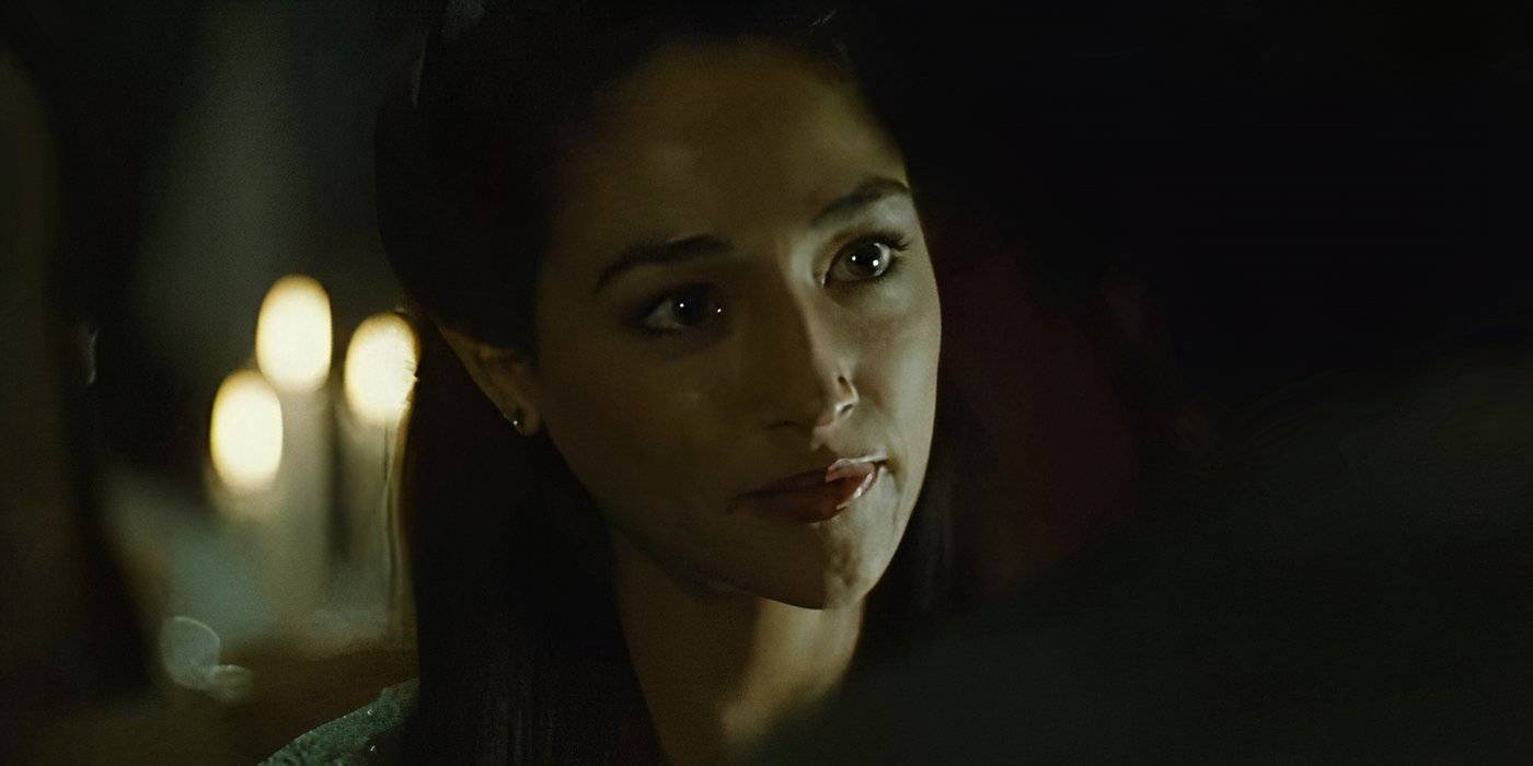 Оливия Хьюз в роли Марит, серьезно смотрящая в фильме "Вирус"