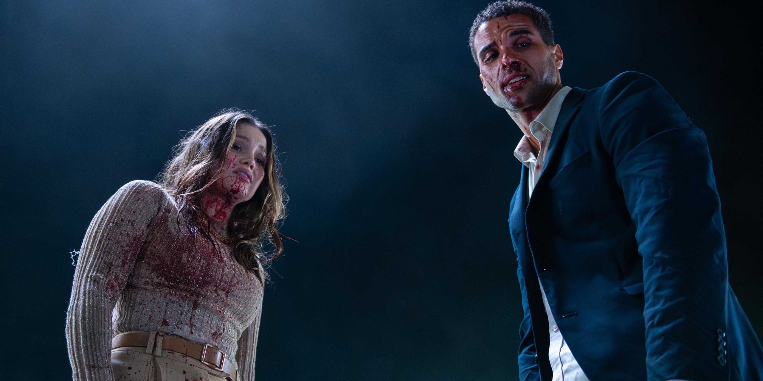 Оливия Хольт и Мейсон Гудинг в фильме "Heart Eyes", покрытые кровью