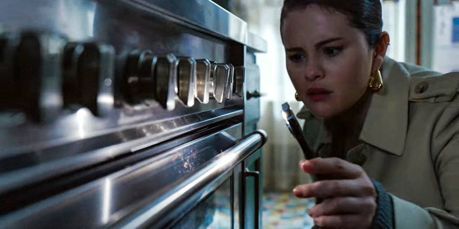 Мэйбл Мора (Селена Гомес) обнаруживает на плите следы крови в 4 сезоне сериала "Only Murders in the Building"