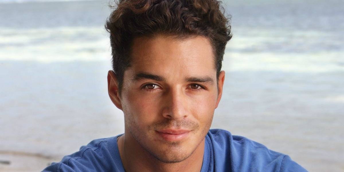 Фото Ozzy Lusth в качестве промо-материала для Survivor перед океаном