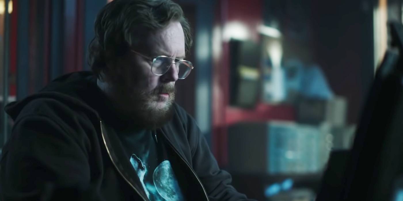 Джон Экомос за компьютером в "Мир без насилия"