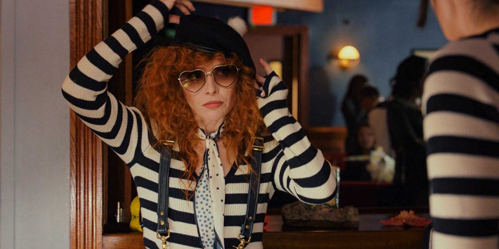 Чарли Кейл (Наташа Лион) поправляет свой берет в 11-й эпизоде 2-го сезона "Poker Face"