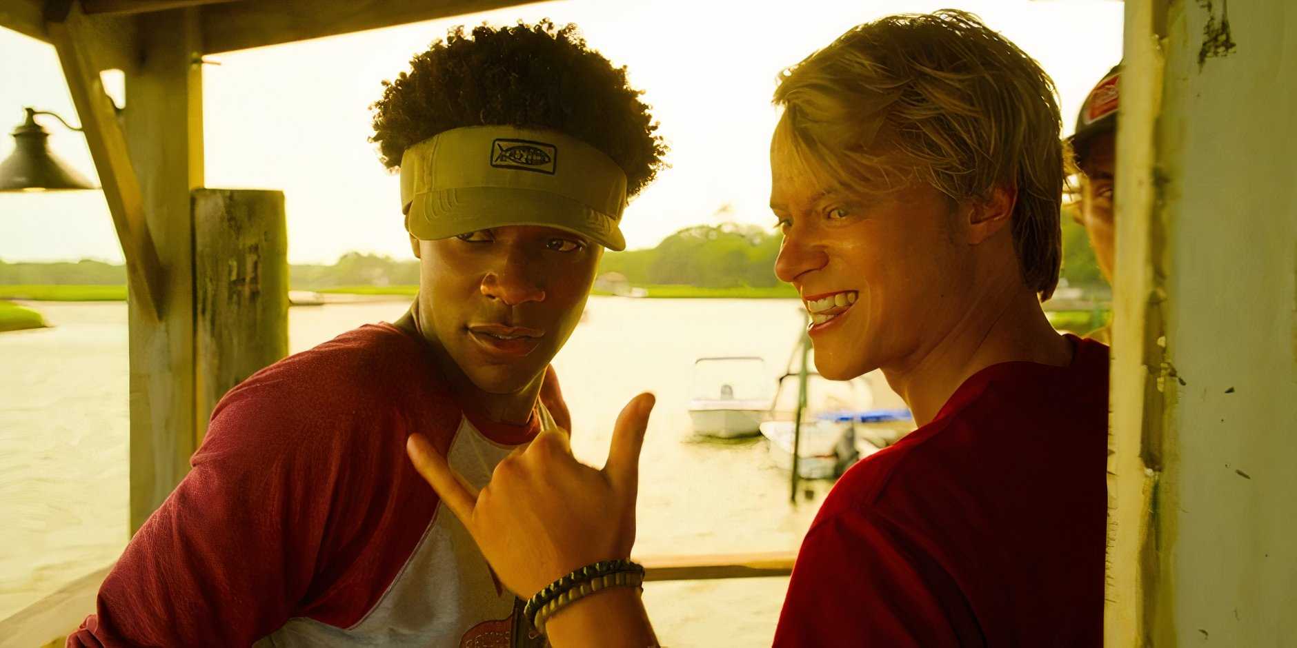 Папа и JJ на пирсе в Outer Banks, 4 сезон