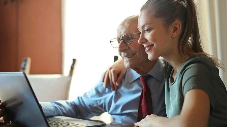 Как защитить пожилых людей от email-мошенничеств: 10 эффективных способов