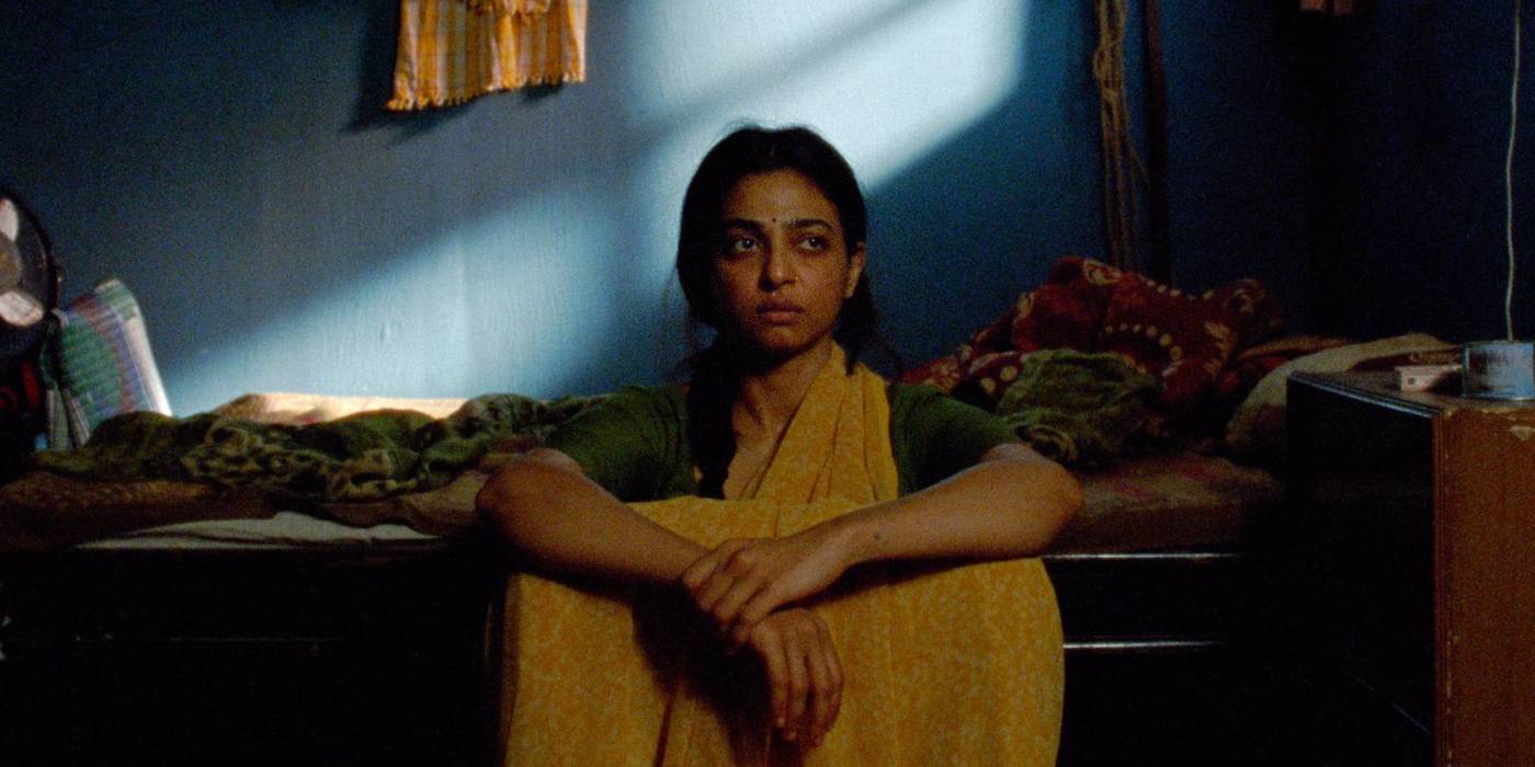 Радхика Апте в роли Умы, сидящей одна у своей кровати в фильме "Sister Midnight"