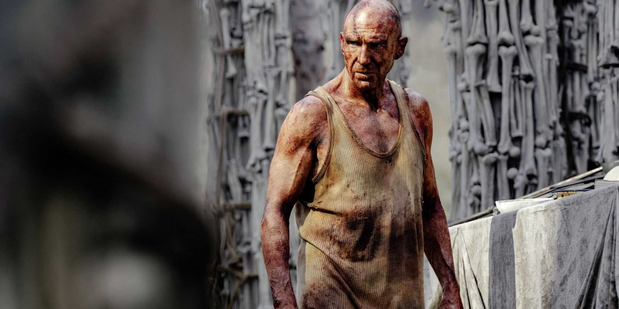 Ральф Файнс в роли доктора Иана Кельсона у костяного храма в фильме "28 Years Later"