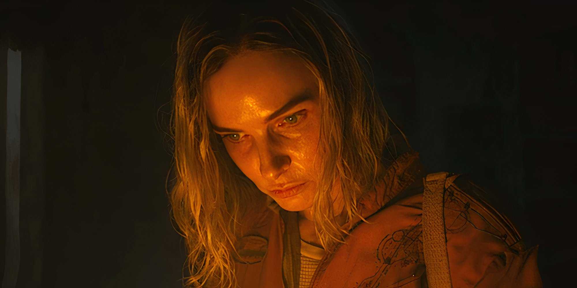 Рэбека Фергюсон смотрит с заинтересованным вниманием в сцене из 2-го сезона "Silo"