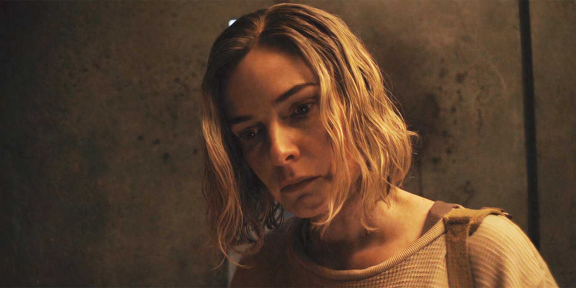 Рэбека Фергюсон смотрит вниз, изображая Жюльетт в 2 сезоне "Сили", 9 эпизод