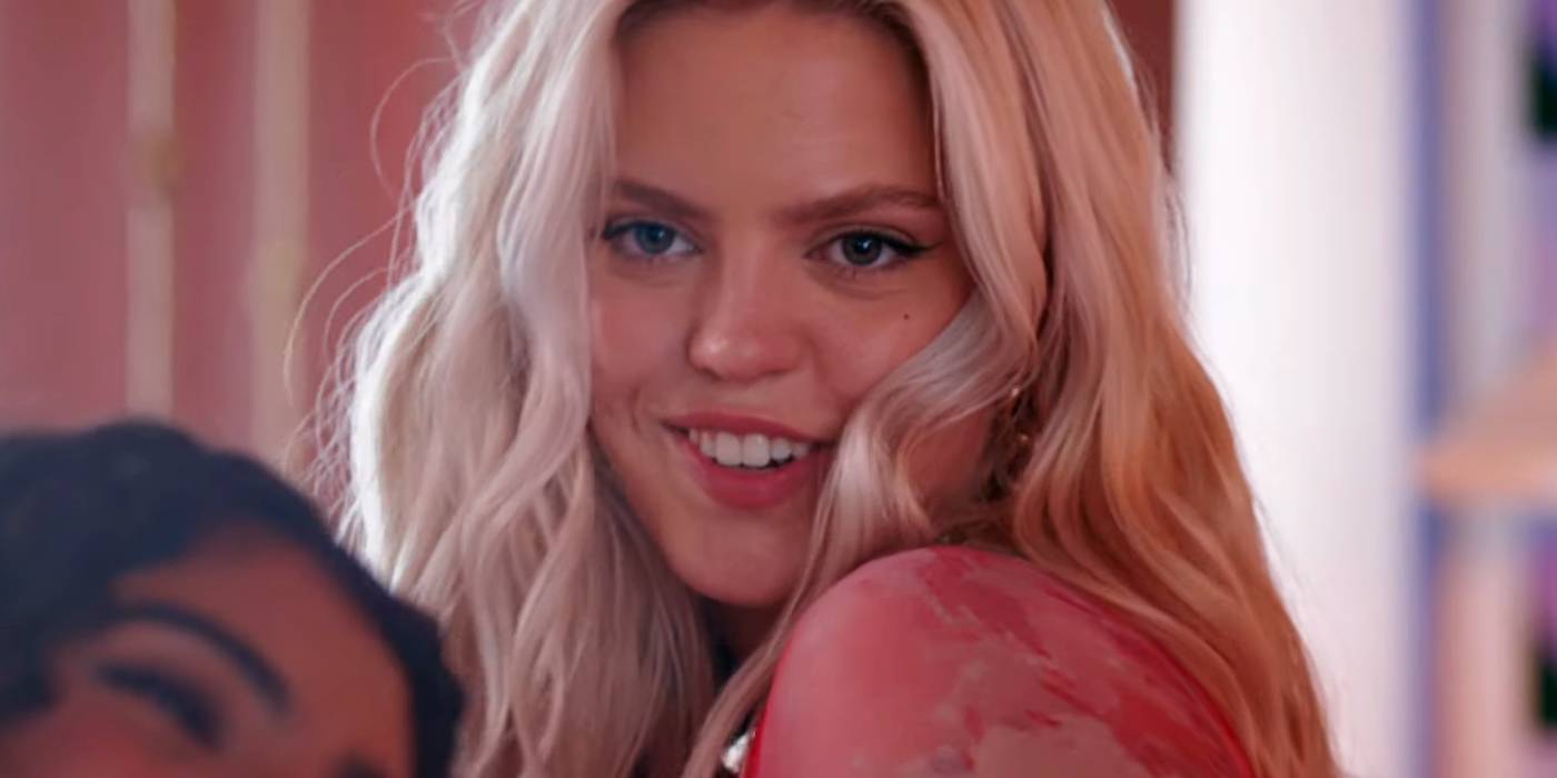 Рене Рап в роли Регины Гёрге, улыбающаяся в "Mean Girls" 2024