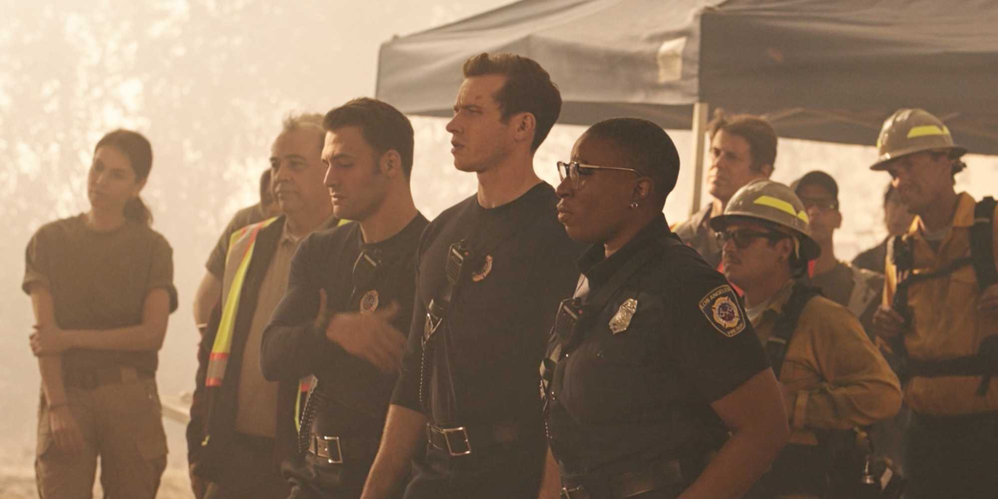 Эдди (Райан Гусман), Бак (Оливер Старк) и Хен (Эйша Хайндс) в "9-1-1: Lone Star"