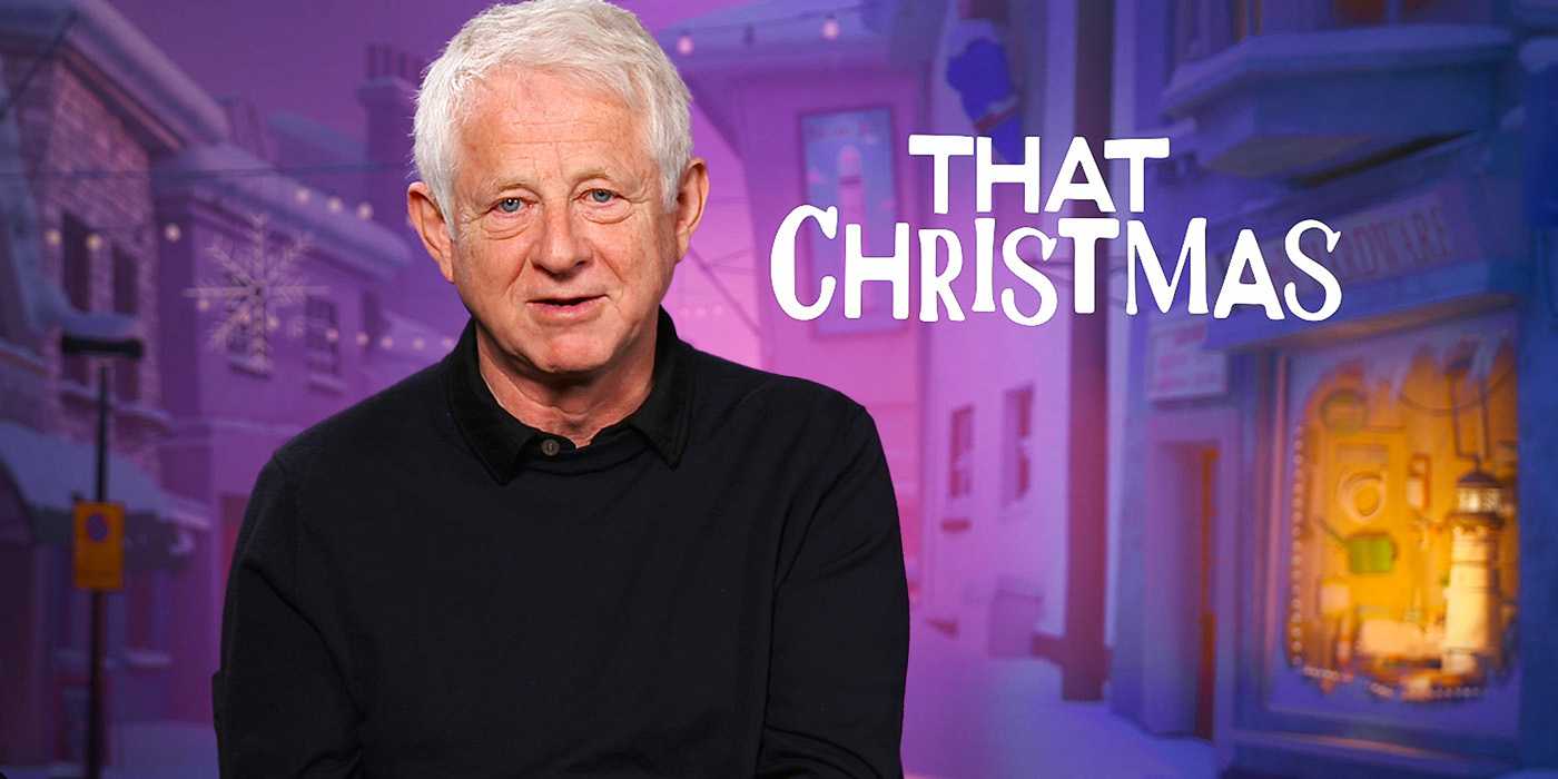 Ричард Кертис улыбается во время интервью по фильму "That Christmas"