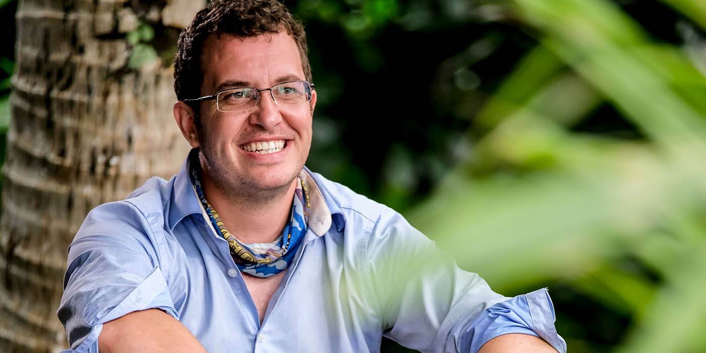 Рик Девенс сидит на стволе дерева на Survivor: Edge of Extinction