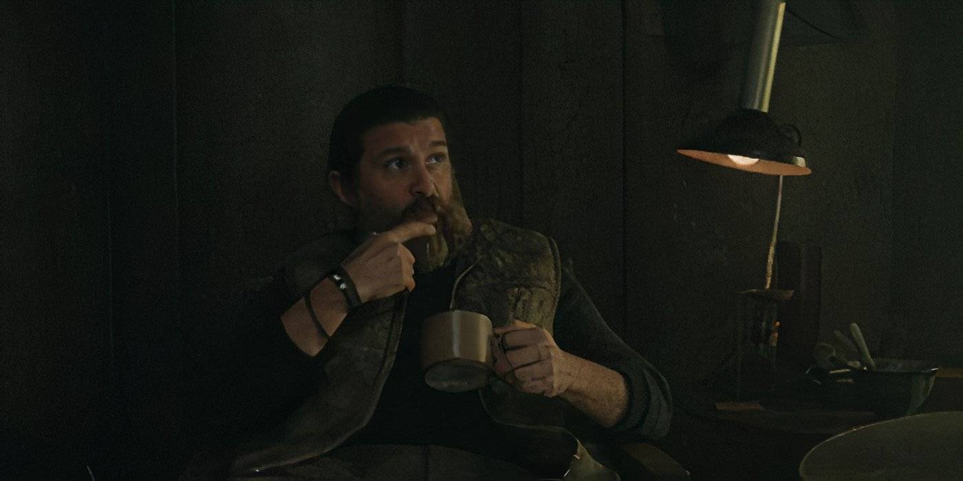 Рик Гомес в роли Патрика Кеннеди, пьющий что-то в Сило